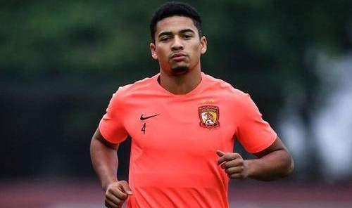 星空体育中国-工人日报：归化球员仍在考察 国足人才匮乏成常态